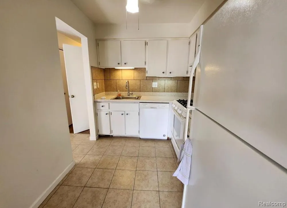 31573 GREEN MEADOW LANE Warren City, MI 48093
