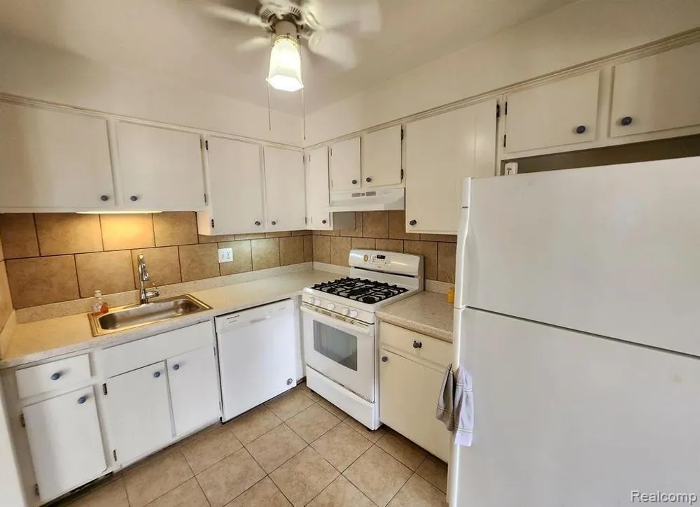 31573 GREEN MEADOW LANE Warren City, MI 48093