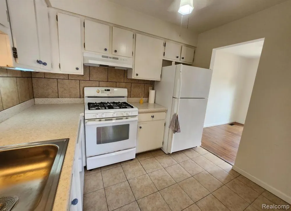 31573 GREEN MEADOW LANE Warren City, MI 48093