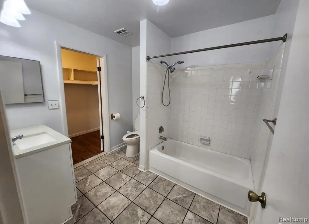 31573 GREEN MEADOW LANE Warren City, MI 48093