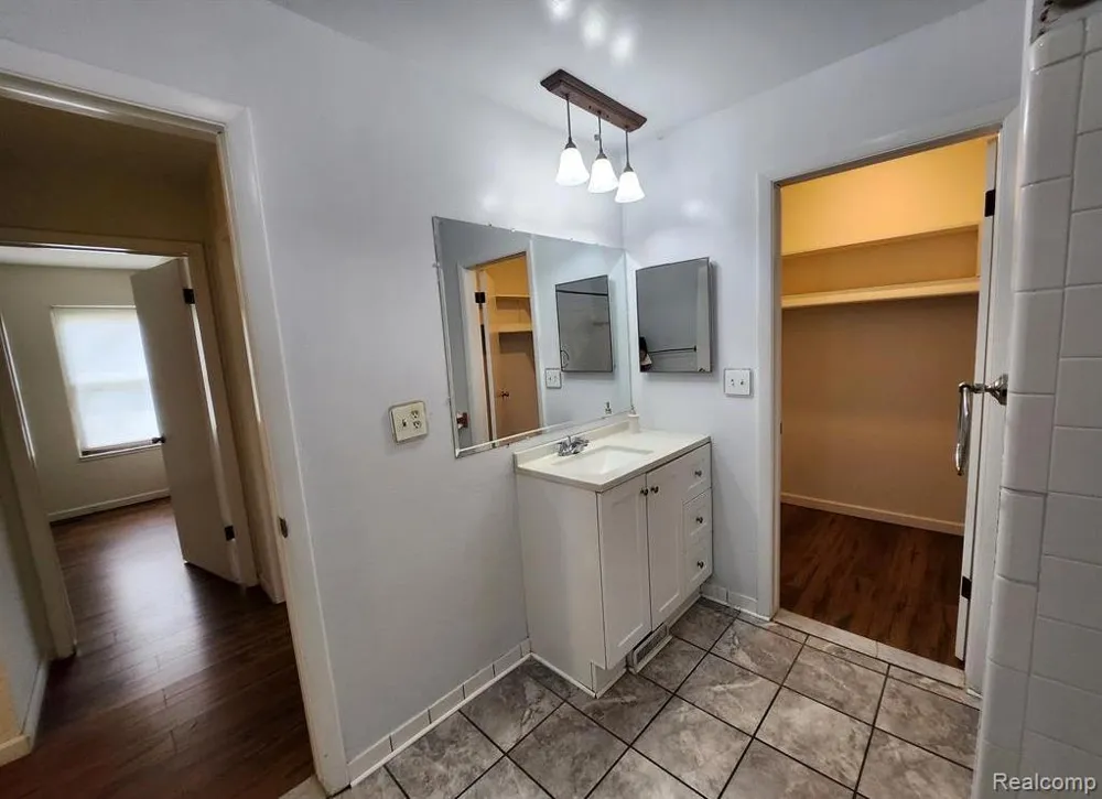 31573 GREEN MEADOW LANE Warren City, MI 48093
