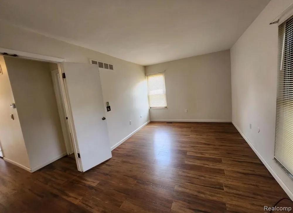 31573 GREEN MEADOW LANE Warren City, MI 48093