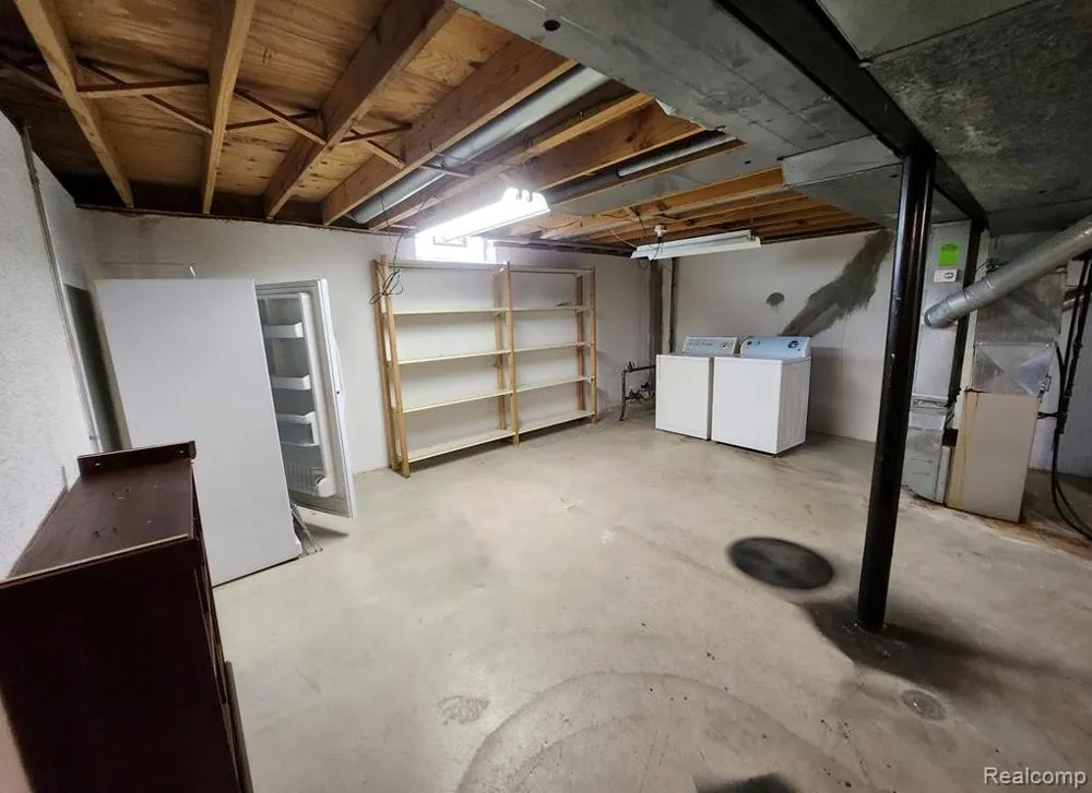 31573 GREEN MEADOW LANE Warren City, MI 48093
