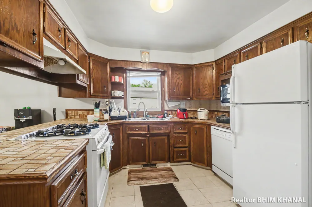102 Sluyter Street SE Kentwood City, MI 49548