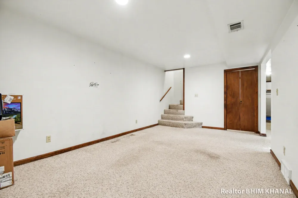 102 Sluyter Street SE Kentwood City, MI 49548