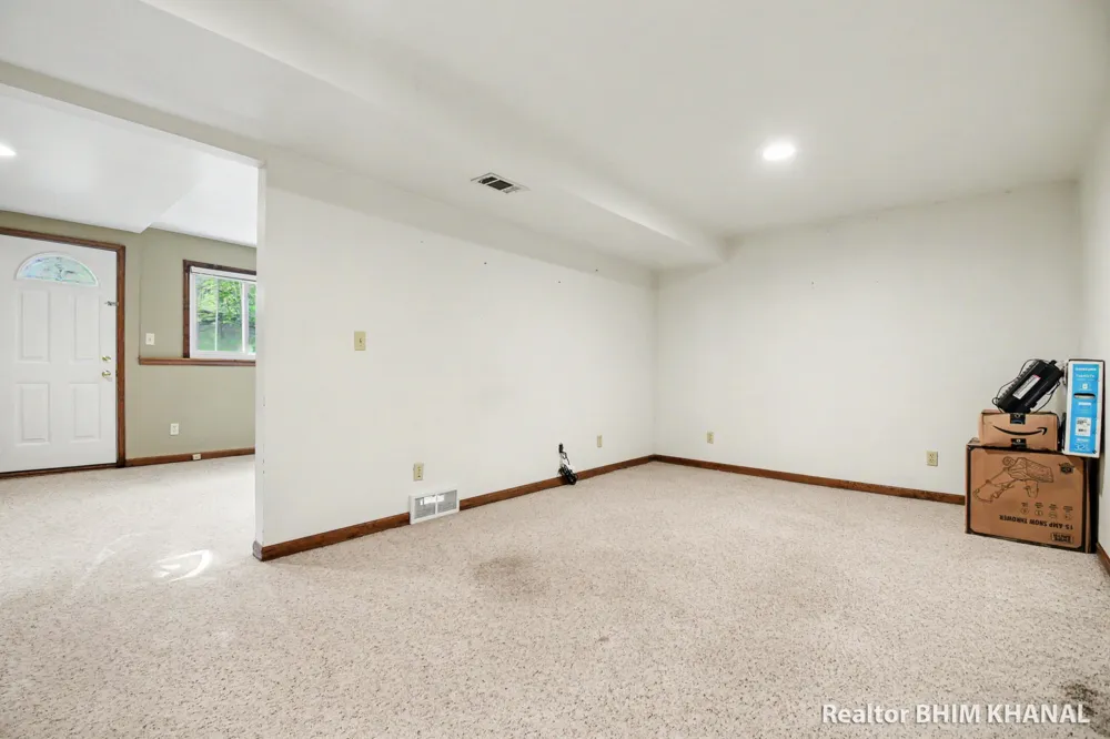102 Sluyter Street SE Kentwood City, MI 49548