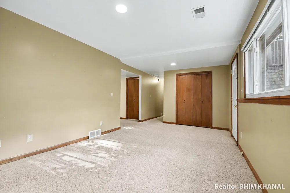 102 Sluyter Street SE Kentwood City, MI 49548