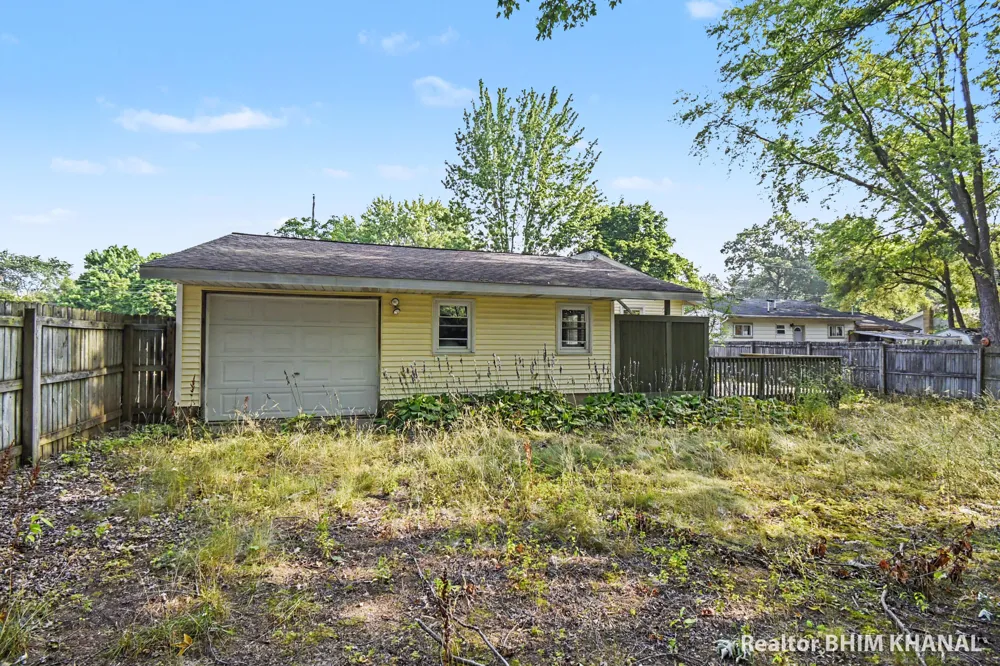 102 Sluyter Street SE Kentwood City, MI 49548