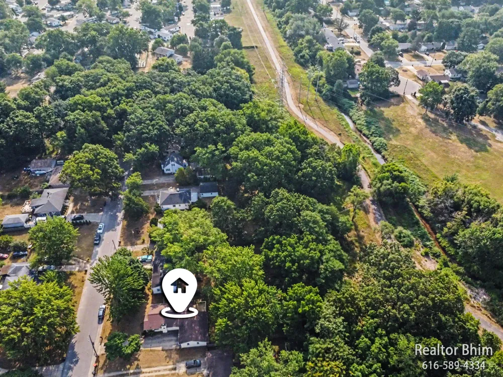 102 Sluyter Street SE Kentwood City, MI 49548
