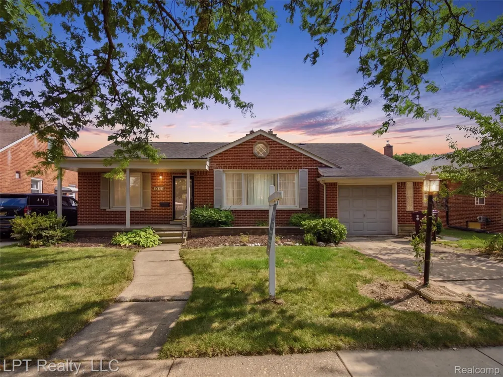 8134 Sunburst Center Line City, MI 48015