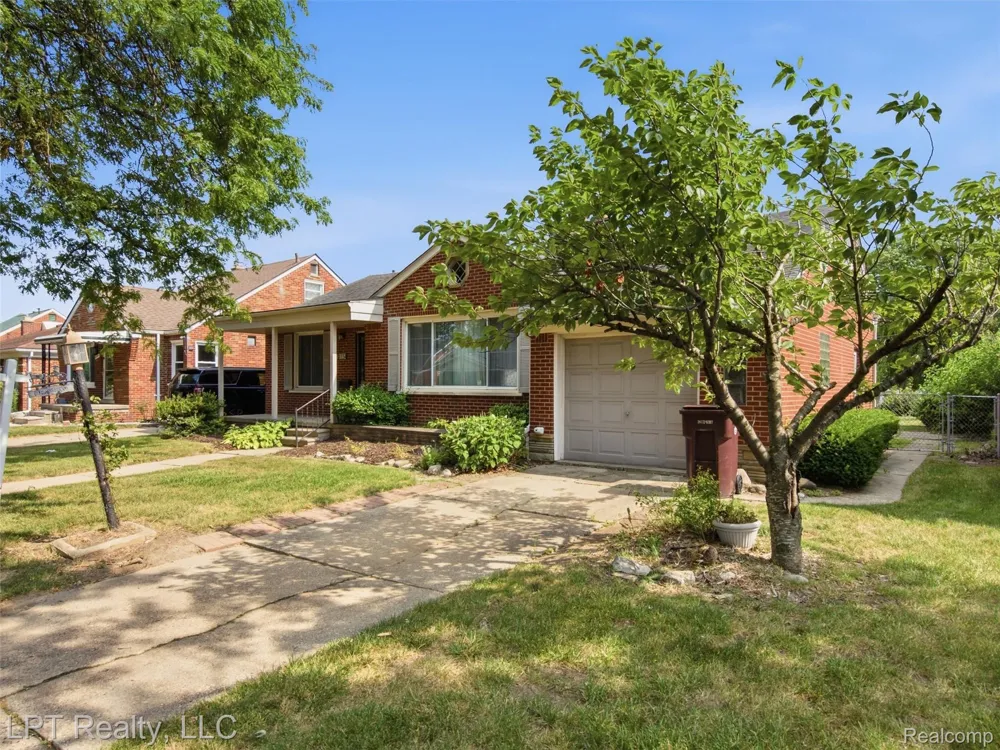 8134 Sunburst Center Line City, MI 48015