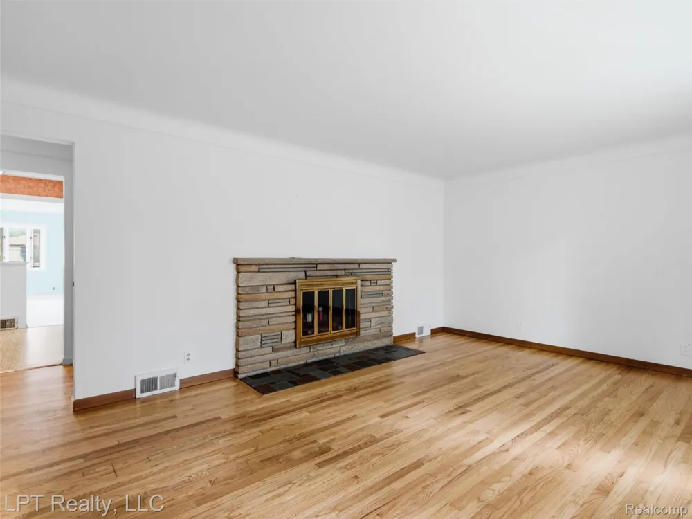 8134 Sunburst Center Line City, MI 48015
