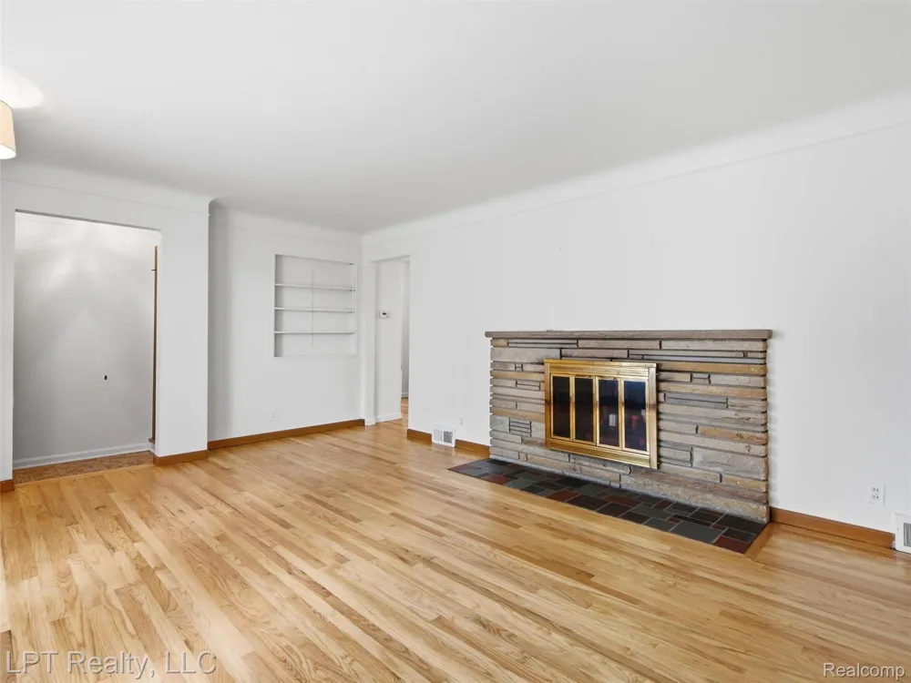 8134 Sunburst Center Line City, MI 48015