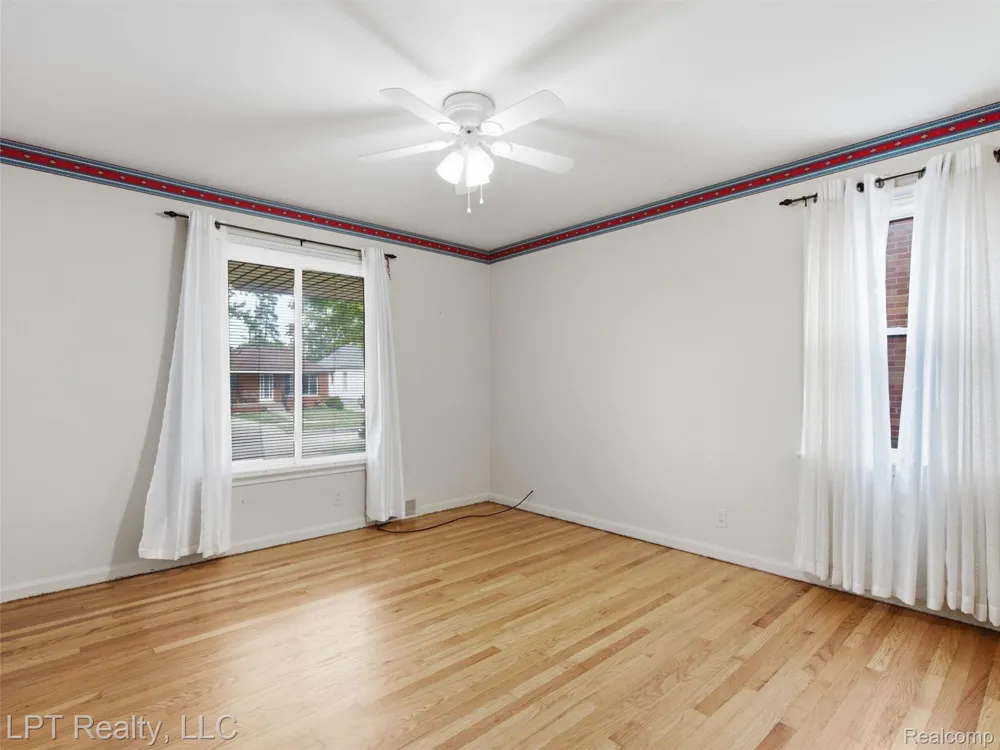 8134 Sunburst Center Line City, MI 48015