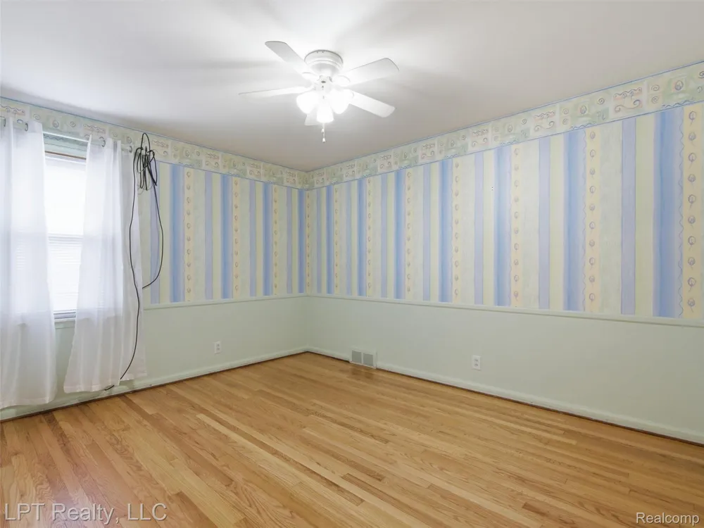 8134 Sunburst Center Line City, MI 48015
