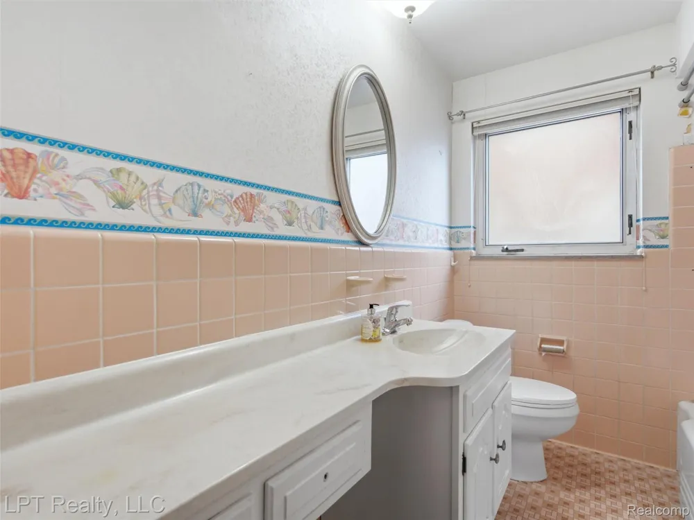 8134 Sunburst Center Line City, MI 48015