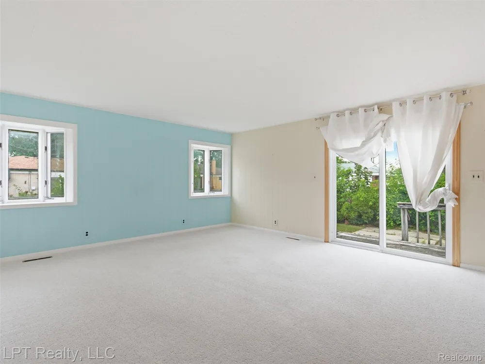 8134 Sunburst Center Line City, MI 48015