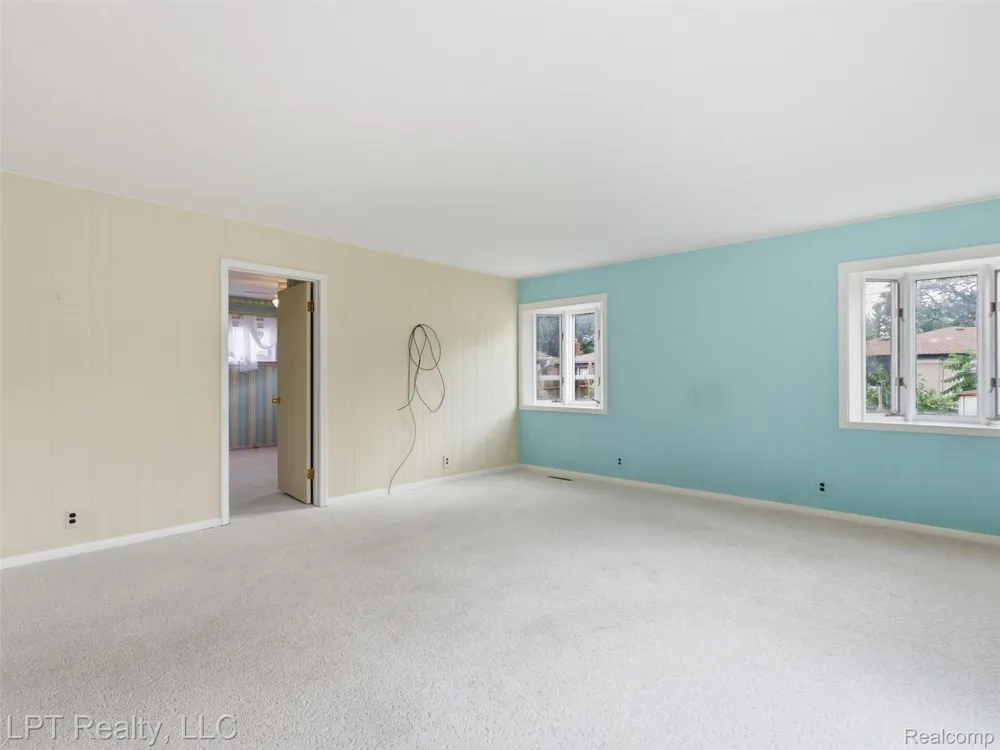 8134 Sunburst Center Line City, MI 48015