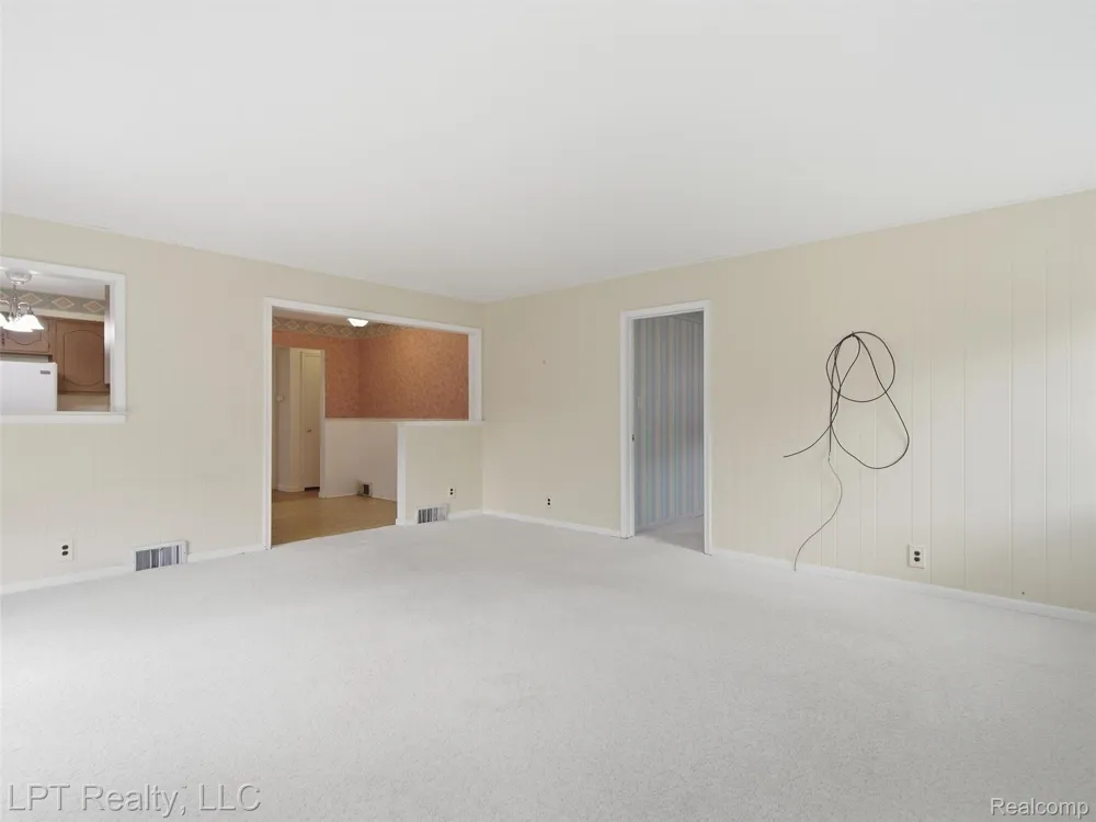8134 Sunburst Center Line City, MI 48015