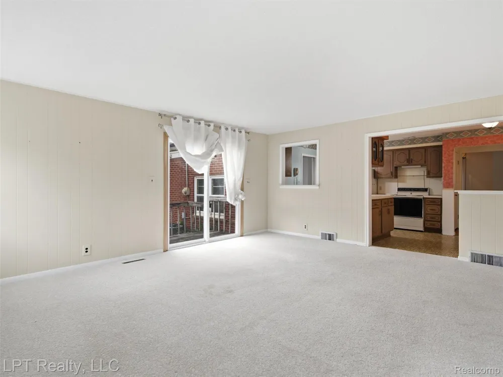 8134 Sunburst Center Line City, MI 48015