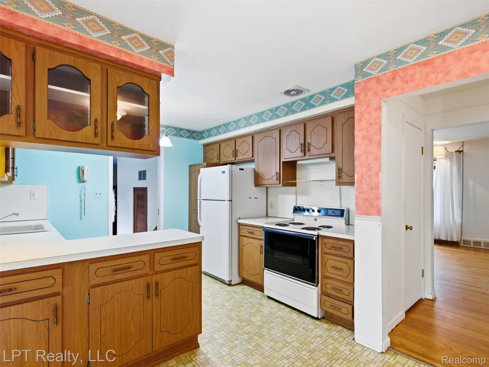 8134 Sunburst Center Line City, MI 48015