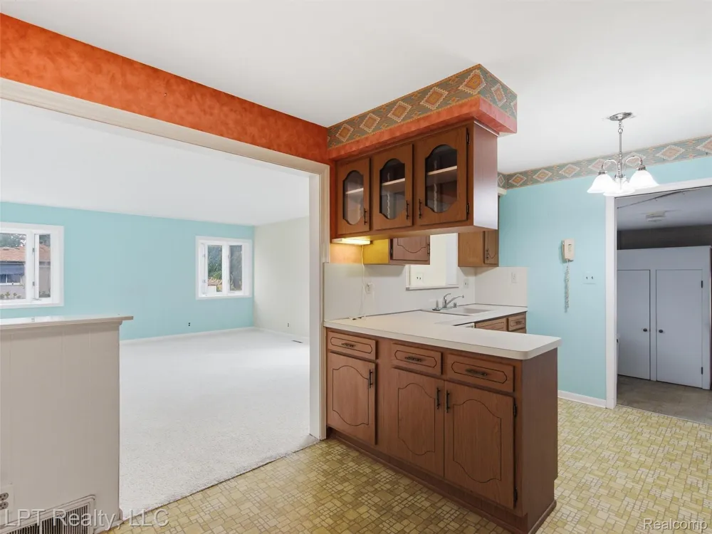 8134 Sunburst Center Line City, MI 48015