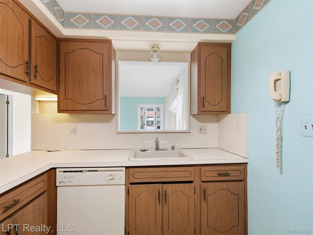 8134 Sunburst Center Line City, MI 48015