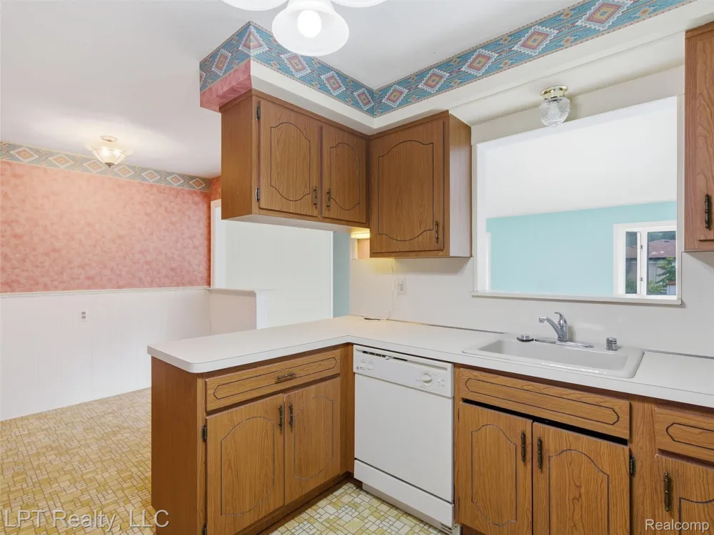 8134 Sunburst Center Line City, MI 48015