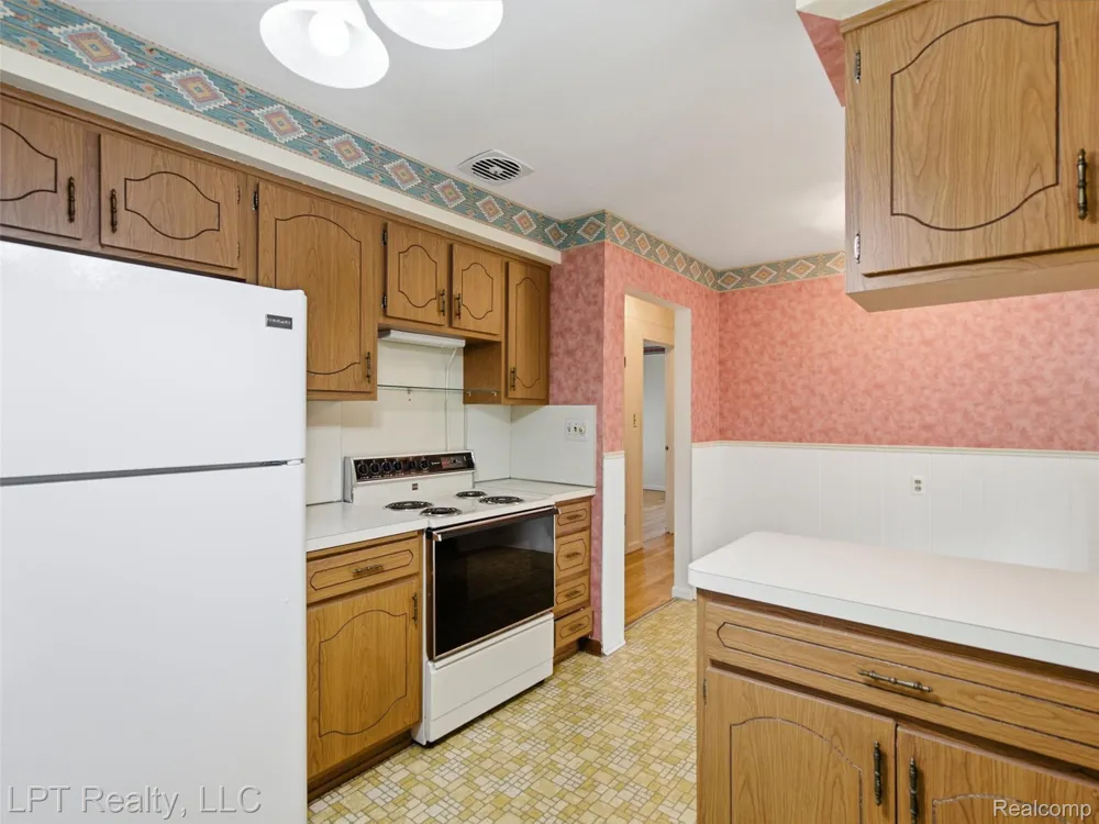 8134 Sunburst Center Line City, MI 48015