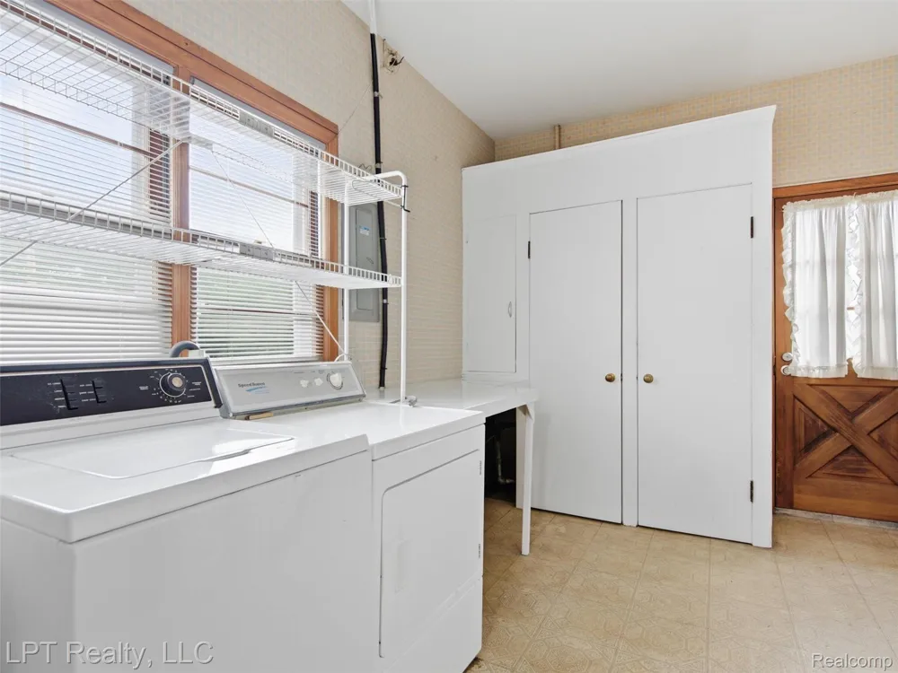 8134 Sunburst Center Line City, MI 48015