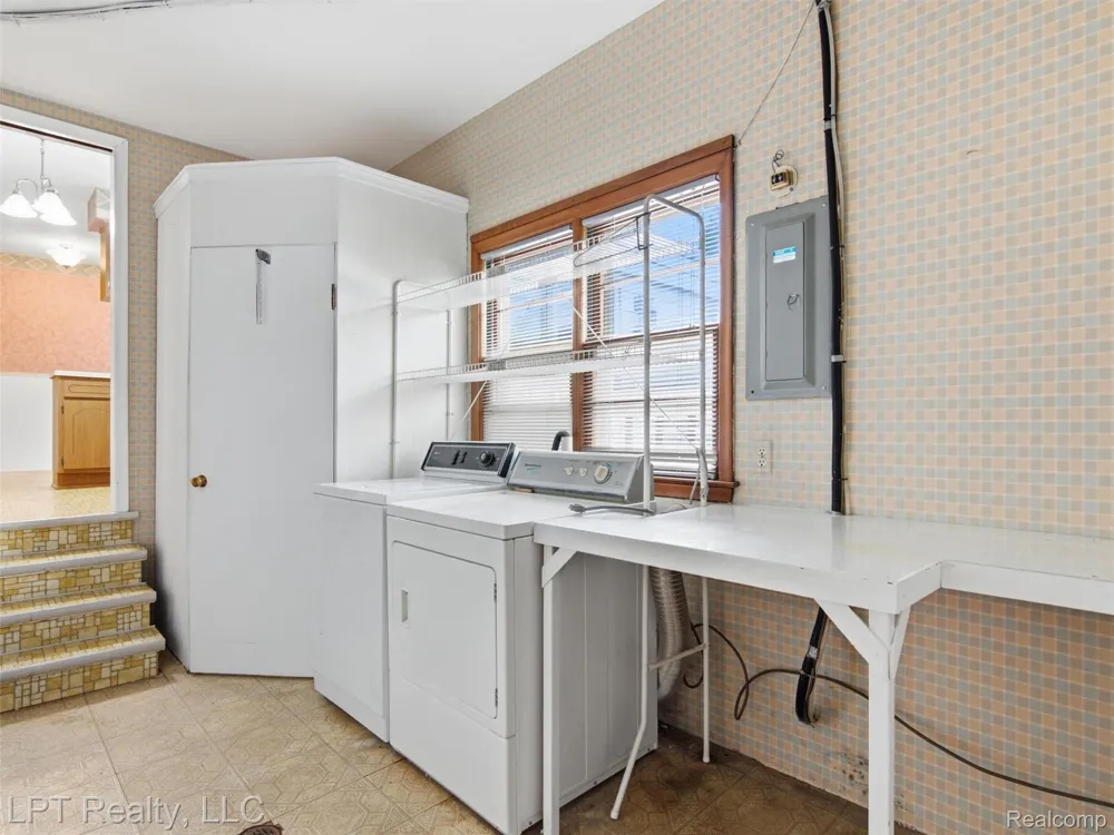 8134 Sunburst Center Line City, MI 48015