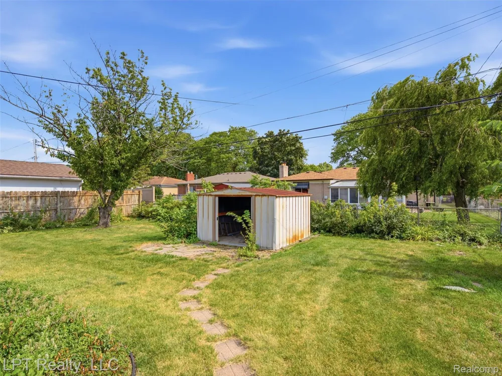 8134 Sunburst Center Line City, MI 48015