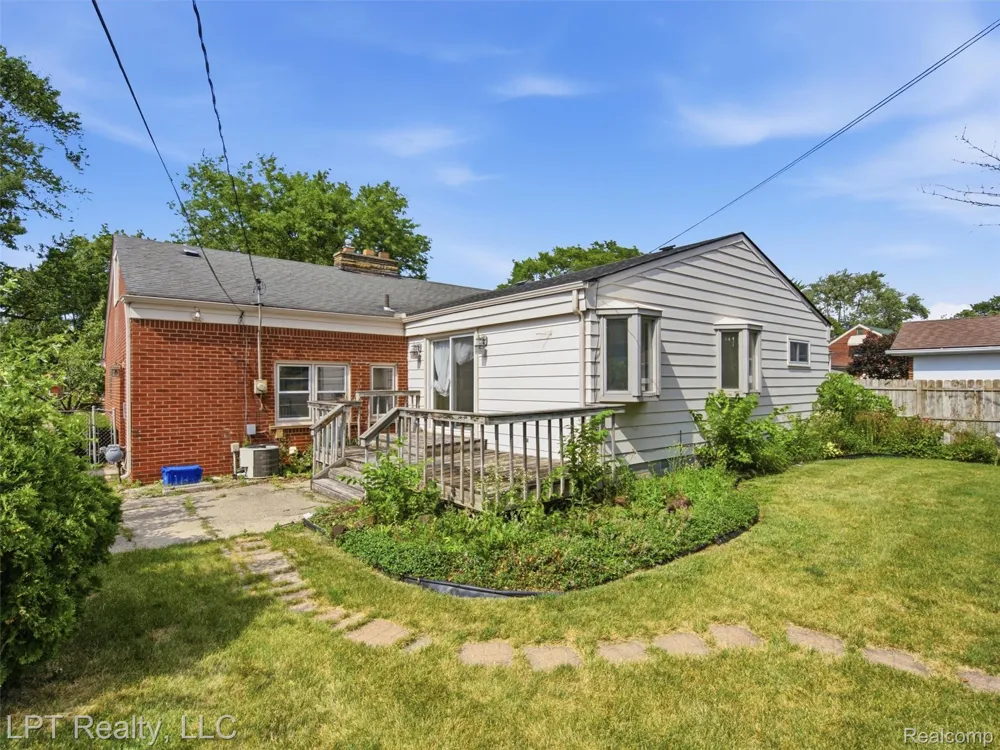 8134 Sunburst Center Line City, MI 48015
