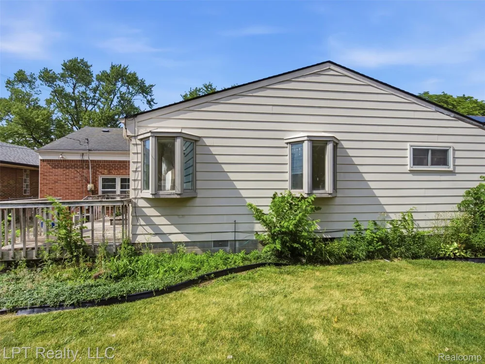 8134 Sunburst Center Line City, MI 48015