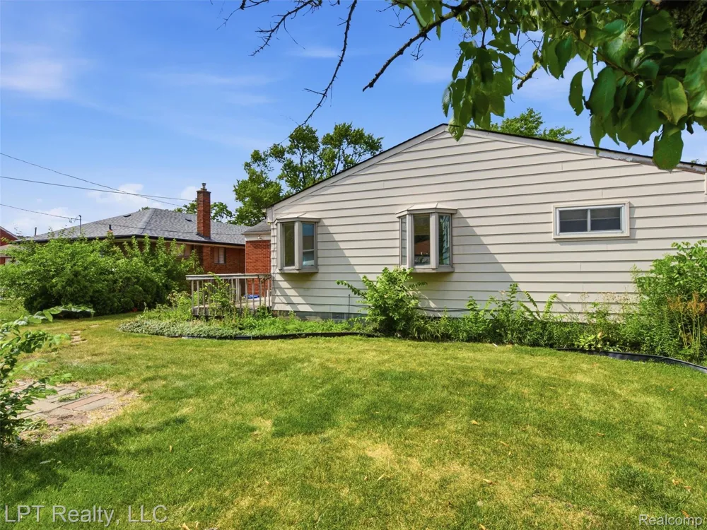 8134 Sunburst Center Line City, MI 48015