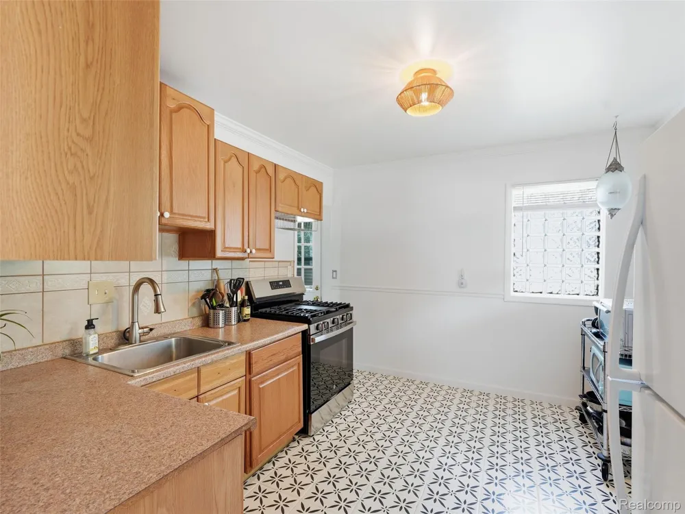 27715 Park Court Madison Heights City, MI 48071