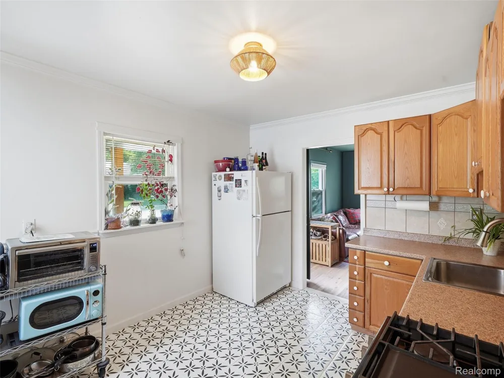 27715 Park Court Madison Heights City, MI 48071