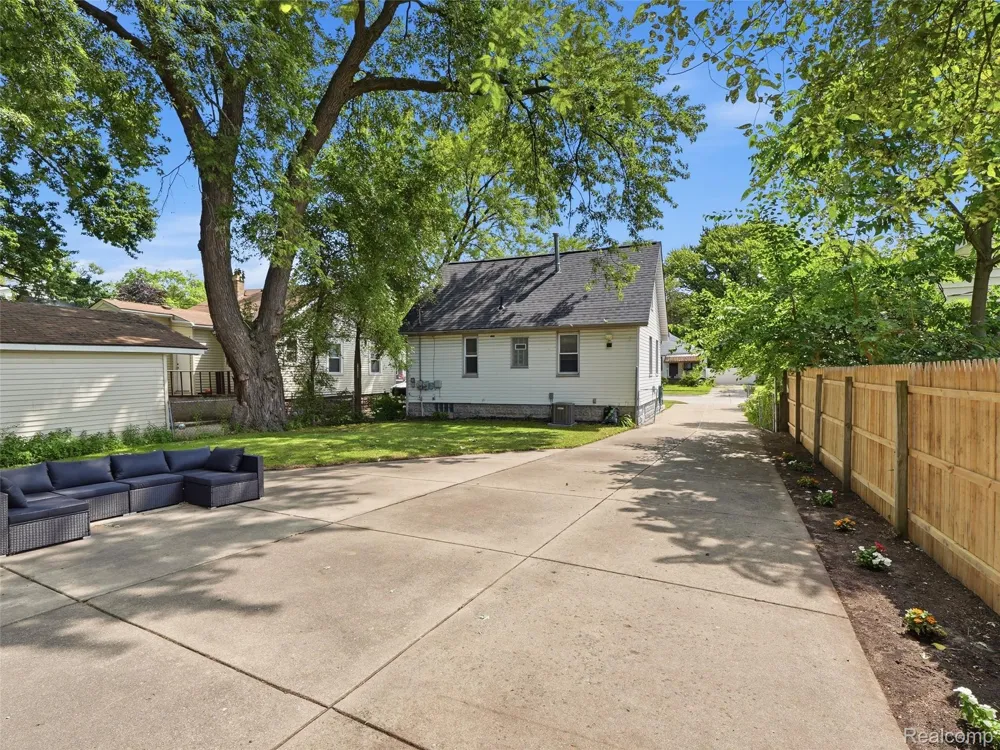 27715 Park Court Madison Heights City, MI 48071