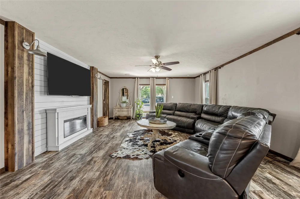 602 S 3rd Street Abbott, TX 76621