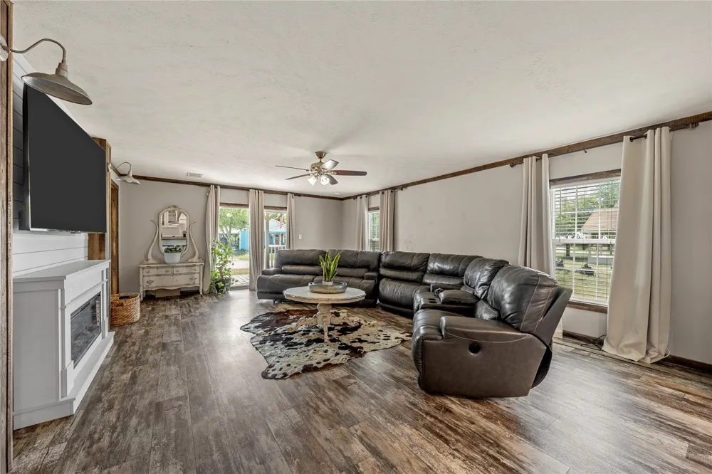 602 S 3rd Street Abbott, TX 76621