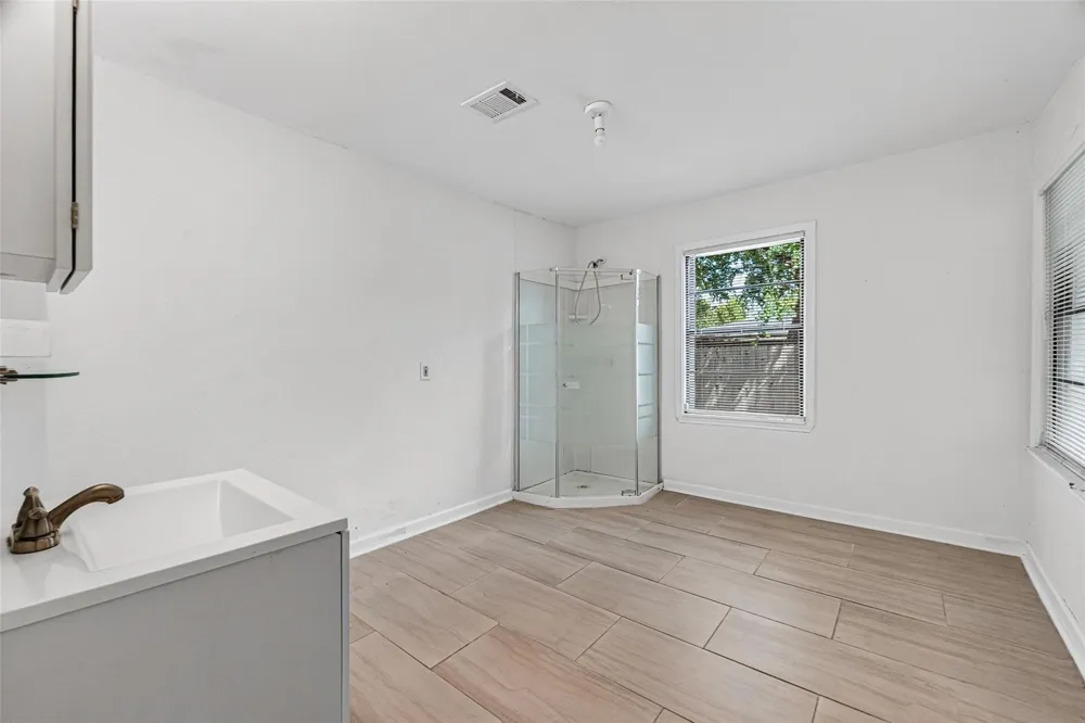 1504 Lawrence Avenue Pasadena, TX 77506
