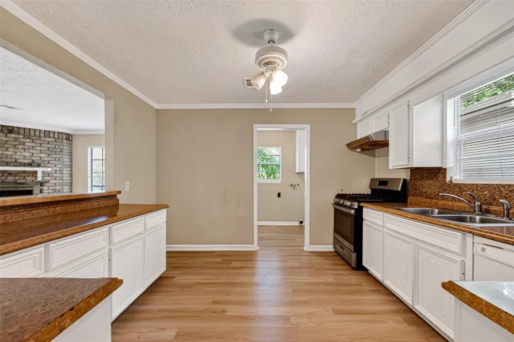 1504 Lawrence Avenue Pasadena, TX 77506