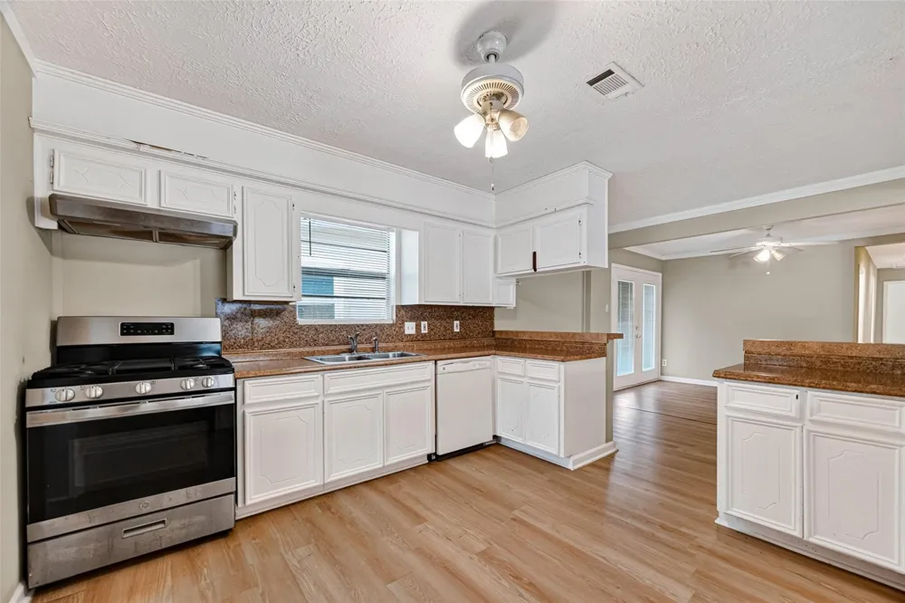 1504 Lawrence Avenue Pasadena, TX 77506