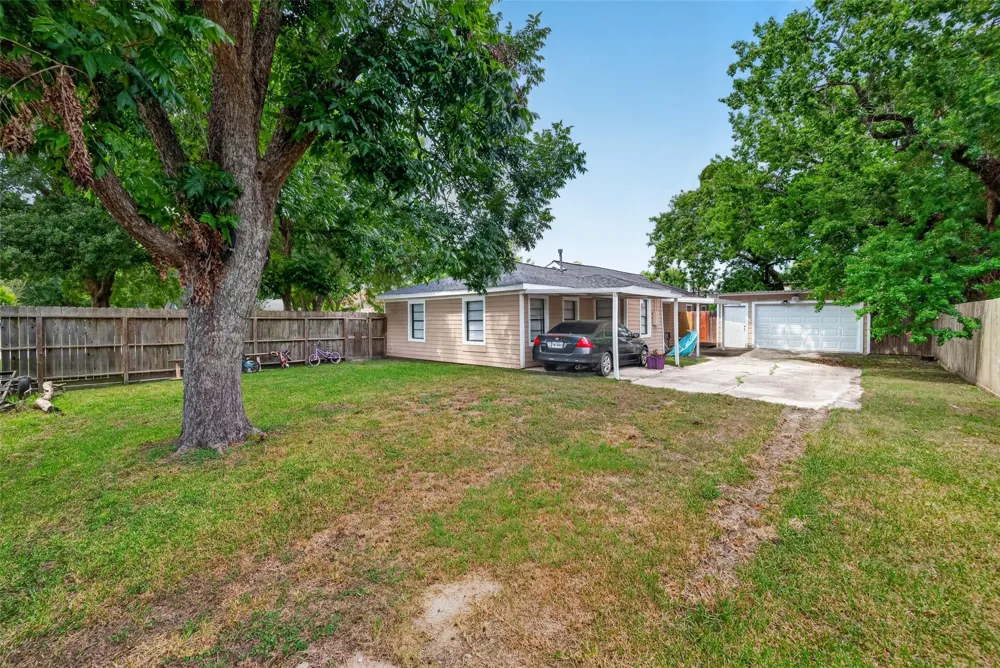 1504 Lawrence Avenue Pasadena, TX 77506