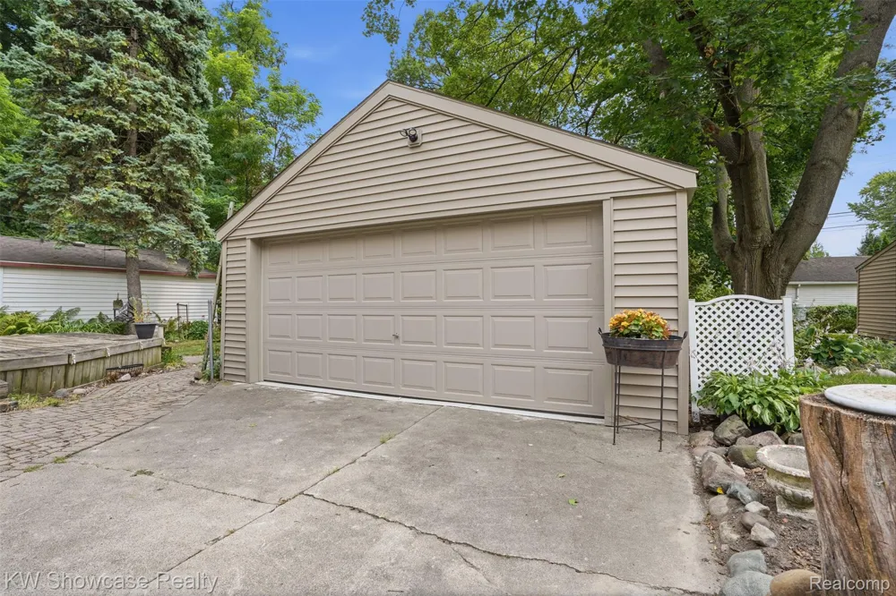 2071 Dorothea Road Berkley City, MI 48072