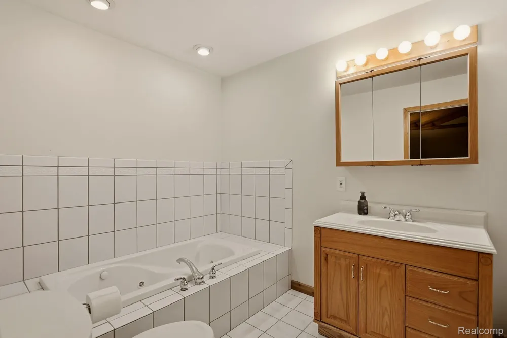 1215 Oakwood Road Brandon Charter Township, MI 48462