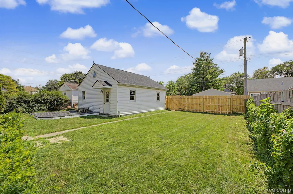 725 Eureka Road Wyandotte City, MI 48192