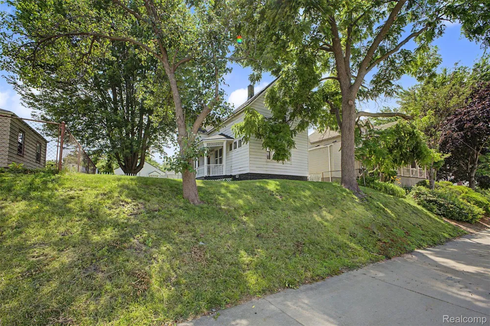 725 Eureka Road Wyandotte City, MI 48192