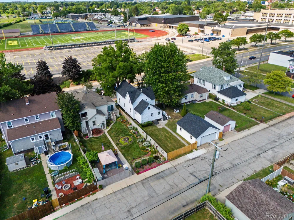 725 Eureka Road Wyandotte City, MI 48192