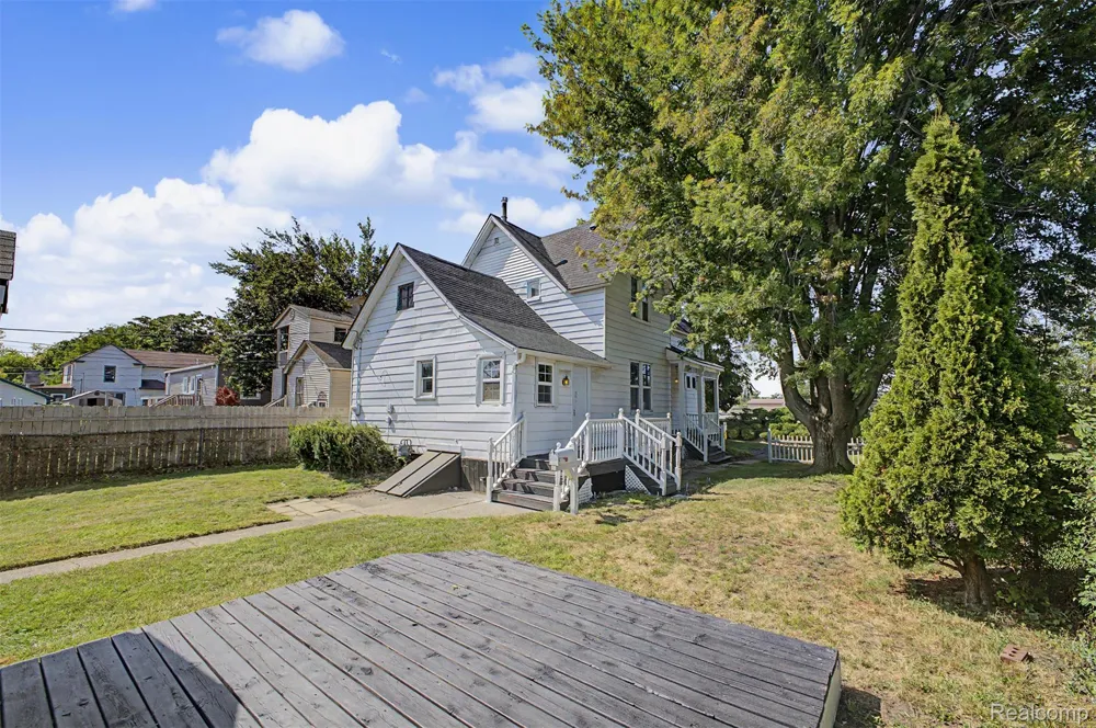 725 Eureka Road Wyandotte City, MI 48192
